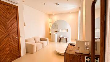 Minibar, in-room safe, free WiFi