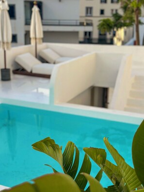 Piscina externa, funciona das 8h às 20h, guarda-sóis, espreguiçadeiras