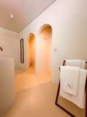 Superior Double Room | Bathroom | Shower, hair dryer, towels, soap - Terracotta House (Porto Santo)