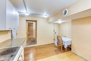 Private kitchen - Cozy Loft Studio in a Triplex, near SouthSideWorks (Pittsburgh)