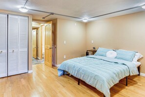 Iron/ironing board, WiFi, bed sheets - Cozy Loft Studio in a Triplex, near SouthSideWorks (Pittsburgh)