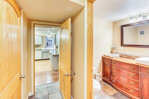 Hair dryer, towels, soap, toilet paper - Cozy Loft Studio in a Triplex, near SouthSideWorks (Pittsburgh)