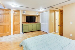 Iron/ironing board, WiFi, bed sheets - Cozy Loft Studio in a Triplex, near SouthSideWorks (Pittsburgh)
