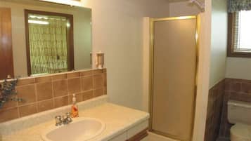 Chalet, 4 chambres, balcon | Salle de bain