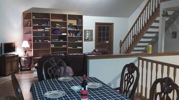 Chalet, 4 Bedrooms, Balcony | Dining room
