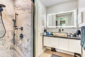 Dusche, Whirlpool, Haartrockner, Bidet