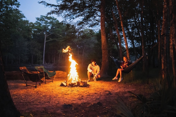 Property grounds - Jacuzzi Hot Tub in Main Bedroom! 1,000 Square Feet - Camp Fire - Kayaks & Bikes! (Angola)