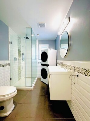 Douche, serviettes fournies, savon, shampooing