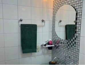 ヘアドライヤー、タオル、石鹸、トイレットペーパー