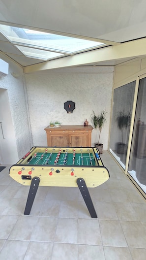 Games room - The small, air-conditioned dairy in Muron dates back to 1890 and is nestled in a lush green setting (Muron)