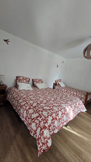 1 bedroom, WiFi, bed sheets - The small, air-conditioned dairy in Muron dates back to 1890 and is nestled in a lush green setting (Muron)