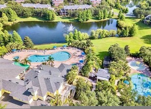 Ein Resort mit einem großen Schwimmbecken, einem kleineren Becken und einem Wasserparkbereich.