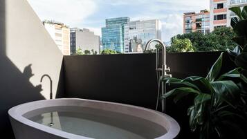 Private spa tub