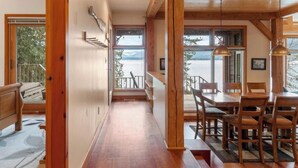 Ein Holzinterieur mit Essbereich, einer Bank und Blick durch große Fenster.