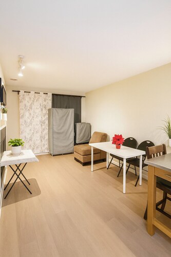 Middle of DOWNTOWN VANCOUVER INDEPENDENT APARTMENT SLEEPS 4
