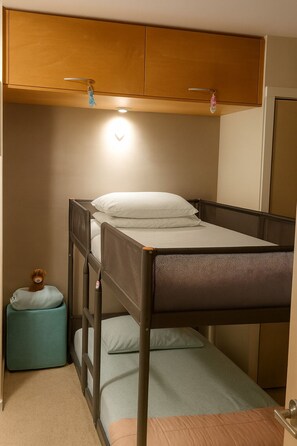 WiFi, bed sheets