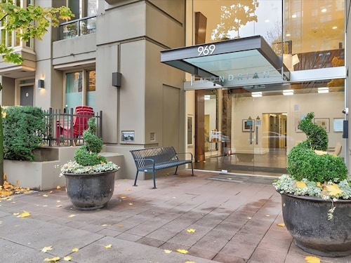 Middle of DOWNTOWN VANCOUVER INDEPENDENT APARTMENT SLEEPS 4
