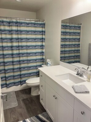 Hair dryer, towels, soap, toilet paper - Little Murrieta- Prime Location to downtown (Murrieta)