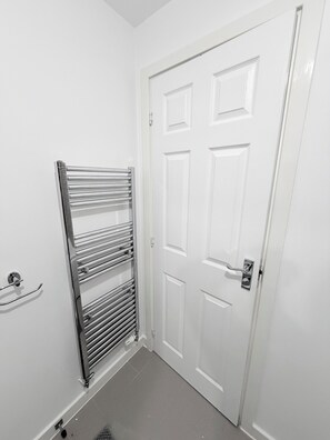 Visual Reference: Spacious 2Bed House Private Parking Fast WiFi Reviews Deals