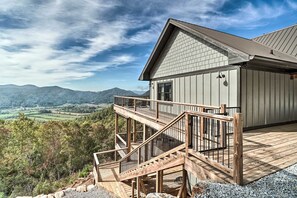 A house with a wooden deck, a balcony, and a mountain view. - Red Door House, Rabun Gap (Rabun Gap)