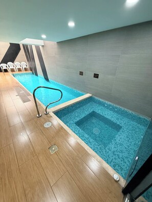 Indoor pool, a heated pool - Spacious 3-bedroom apartment with AC in lovely Miraflores (Miraflores)