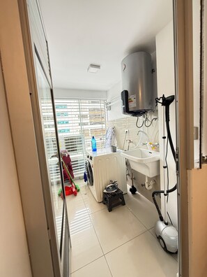 Hair dryer, towels, soap, shampoo - Spacious 3-bedroom apartment with AC in lovely Miraflores (Miraflores)