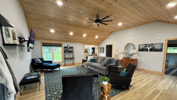 Smart TV - Watauga Lake Cherokee Nat'l Forest.  New house, fenced, firepit, pet friendly. (Hampton)