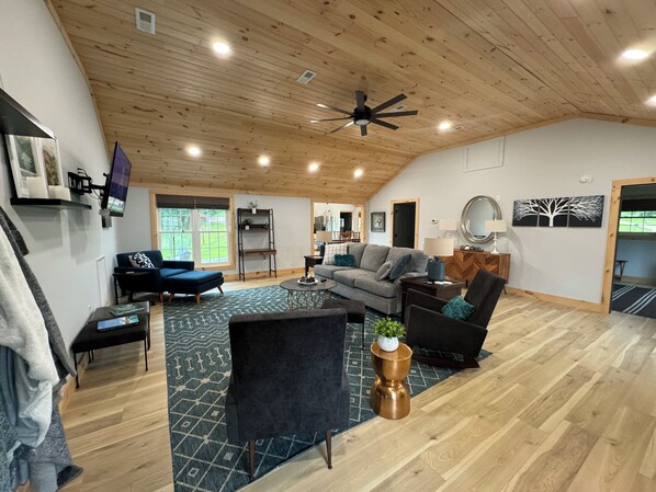 Smart TV - New one-level farmhouse, sleeps 8, with fenced yard and firepit, Watauga Lake. (Hampton)