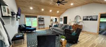 Watauga Lake Cherokee Nat'l Forest.  New house, fenced, firepit, pet friendly.