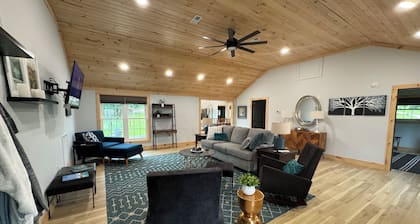 Watauga Lake Cherokee Nat'l Forest. New house, fenced, firepit, pet friendly.
