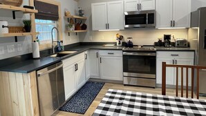 Coffee/tea maker, fridge, microwave, oven - Watauga Lake Cherokee Nat'l Forest.  New house, fenced, firepit, pet friendly. (Hampton)
