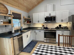 Fridge, microwave, oven, stovetop - New one-level farmhouse, sleeps 8, with fenced yard and firepit, Watauga Lake. (Hampton)