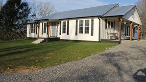 Exterior - Watauga Lake Cherokee Nat'l Forest.  New house, fenced, firepit, pet friendly. (Hampton)