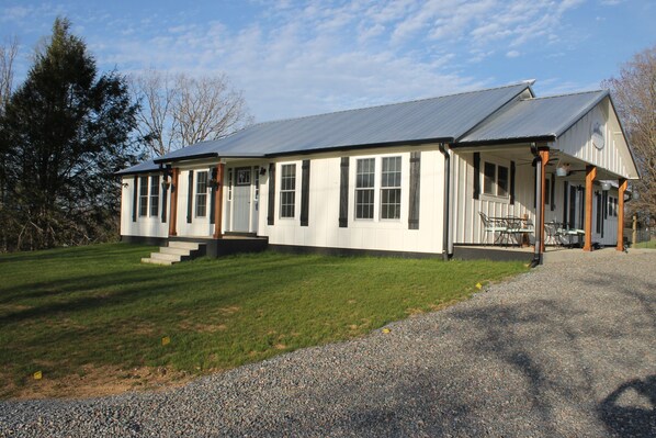 Exterior - Fully renovated one-level farmhouse, sleeps 8, with fenced yard and firepit. (Hampton)