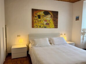 Free WiFi, bed sheets - The Nest - One Bedroom Apartment, Sleeps 4 (Mandello del Lario)