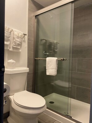 Bathroom - Affordable Double Room Stay (New Orleans)