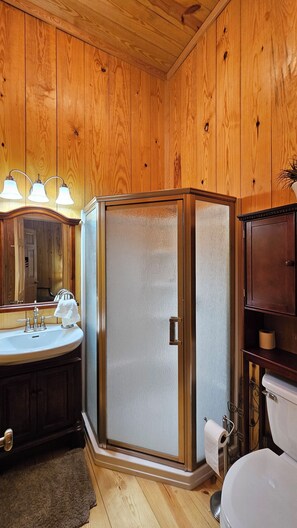 Bruser, hårtørrer, håndklæder, Toiletpapir