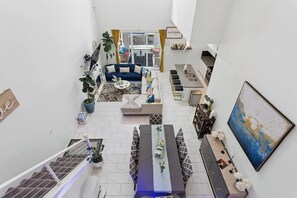 Ein geräumiger Wohnbereich mit Sofa, Esstisch und Küchenzeile.