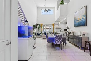 Ein modernes Interieur mit Essbereich, Küche und Wohnbereich.