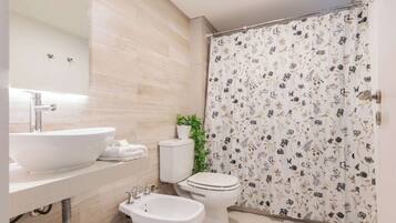 Ducha, secador de pelo, toallas, shampoo