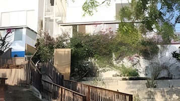 Apartment | Outdoor spa tub