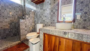 Apartamento | Baño | Ducha, toallas y papel higiénico