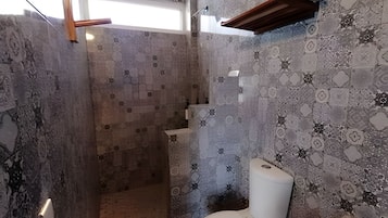 Apartment | Bathroom | Shower, towels, toilet paper