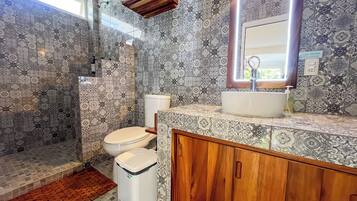 Deluxe Apartment, 1 King Bed with Sofa bed, Garden View, Beachside | Bathroom