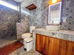 Deluxe Apartment, 1 King Bed with Sofa bed, Garden View, Beachside | Bathroom - BUDA (Oax.)