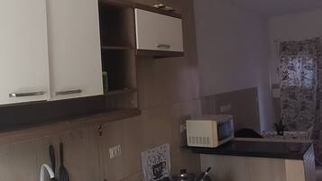 Geladeira, micro-ondas, cooktop, liquidificador