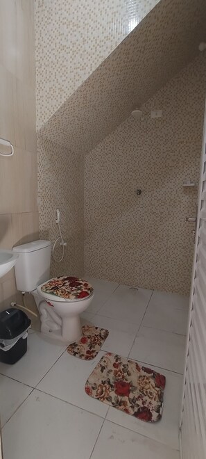 Serviettes fournies, papier toilette