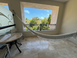 Interior - Cozy hotel suite with AC in cool Cancún (Cancún)