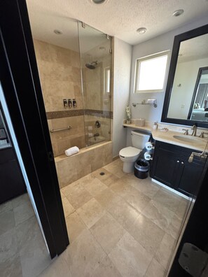 Bathroom - Cozy hotel suite with AC in cool Cancún (Cancún)