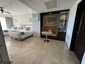 Room - Cozy hotel suite with AC in cool Cancún (Cancún)